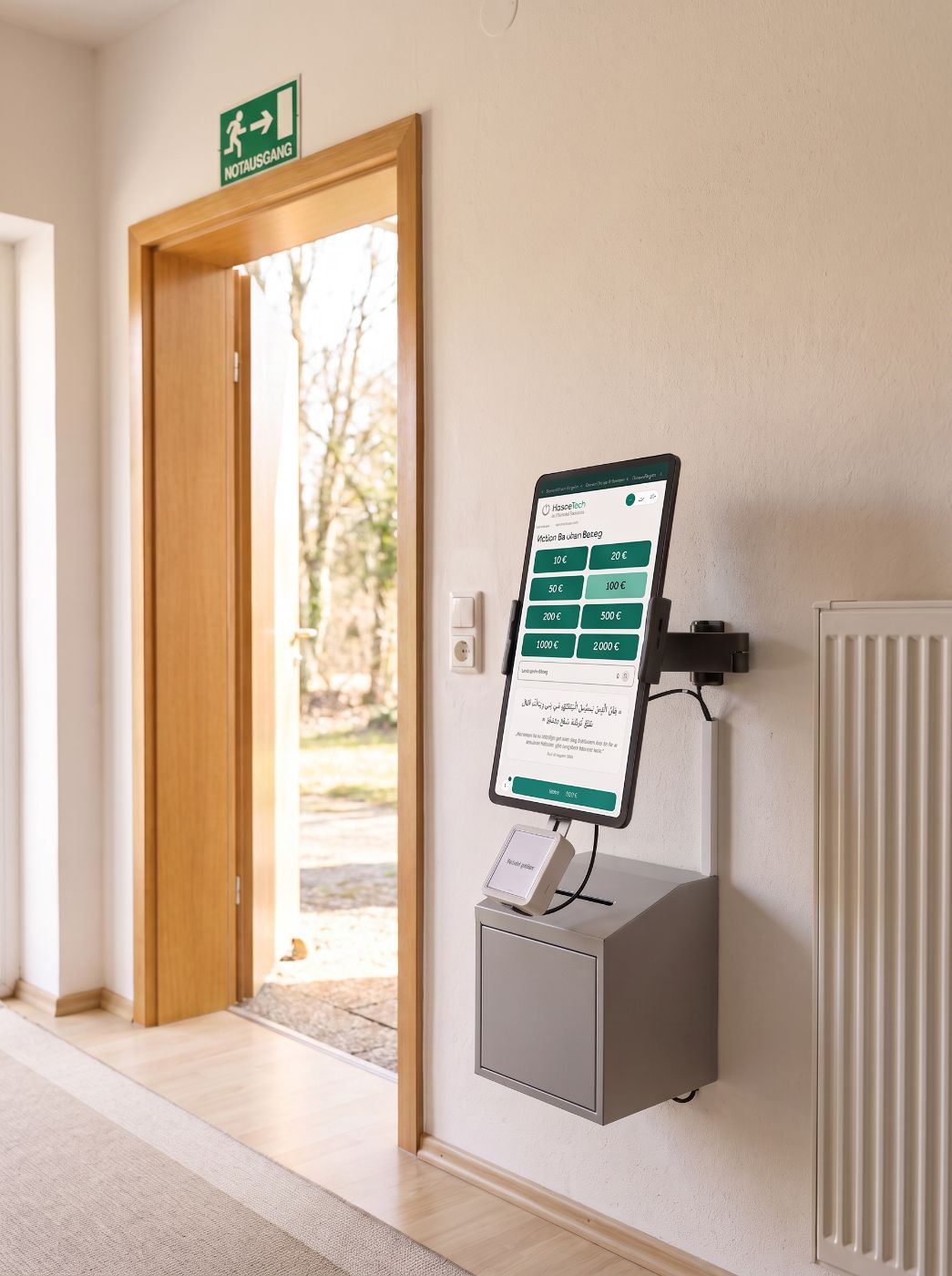 Wandstation über der klassischen Spendenbox im Gemeindehaus